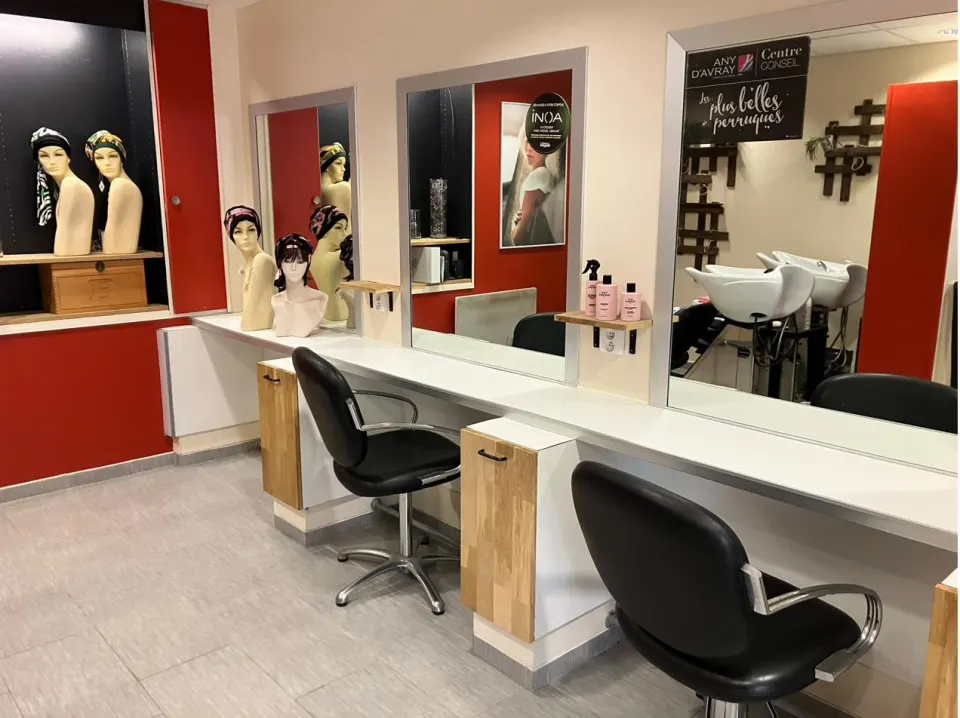 Espace conseil prothèses capillaires avec perruques et turbans sur bustes